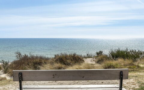 Heikki - 700M from the Sea: Hout, Meubilair, Appartement, Kamer, Plafond, Beits, Stoel, Hardwood, Vernis, Timmerhout