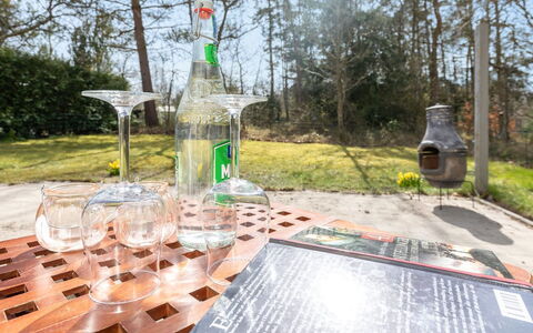 Heikki - 700M from the Sea: Hout, Meubilair, Appartement, Kamer, Plafond, Beits, Stoel, Hardwood, Vernis, Timmerhout