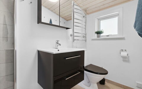 Heikki - 700M from the Sea: Badkamer, Loodgieterswerkinrichting, Wc Bril, Wastafel In De Badkamer, Flooring, Toilet, Wastafel, Verdieping, Interieur Ontwerp, Badkamerkast