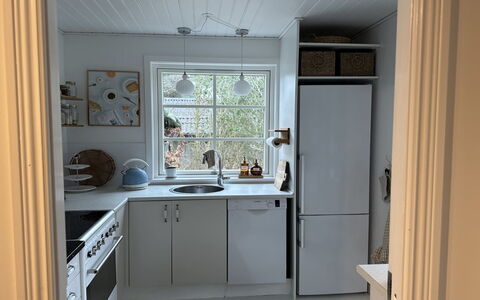 Gunwald - 300M from the Sea: Keuken, Toestel Van De Keuken, Countertop, Major Appliance, Interieur Ontwerp, Flooring, Hout, Cabinetry, Gootsteen, Verdieping