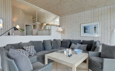 Gyrid - 150M from the Sea: Interieur Ontwerp, Meubilair, Hout, Flooring, Bankstel, Verdieping, Plafond, Woonkamer, Huis