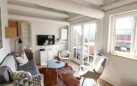 Manfred - 6Km from the Sea: Hout, Meubilair, Appartement, Kamer, Plafond, Beits, Stoel, Hardwood, Vernis, Timmerhout