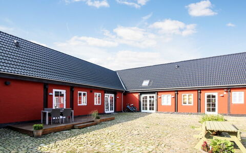 Manfred - 6Km from the Sea: Hout, Meubilair, Appartement, Kamer, Plafond, Beits, Stoel, Hardwood, Vernis, Timmerhout