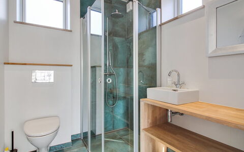 Benna - 120M from the Sea: Flooring, Verdieping, Interieur Ontwerp, Loodgieterswerkinrichting, Plafond, Badkamer, Verlichting, Loodgieter, Kamer, Kraan