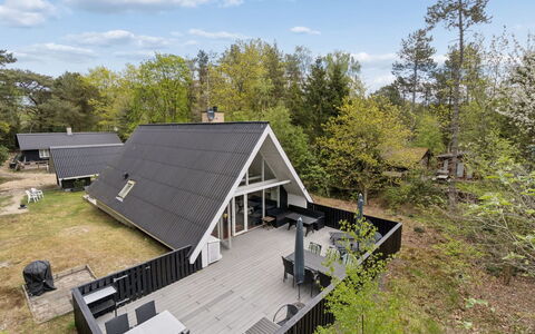 Lillesol - 400M from the Sea: Hout, Dak, Architectuur, Huis, Huis, Verblijf, Siding, Hardwood, Helling, Landgoed