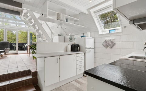 Lillesol - 400M from the Sea: Flooring, Hout, Verdieping, Keuken, Interieur Ontwerp, Plafond, Houten Vloer, Major Appliance, Countertop, Appartement