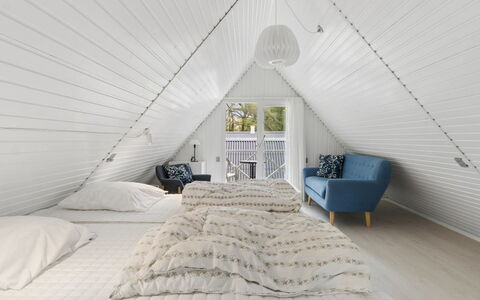 Lillesol - 400M from the Sea: Hout, Plafond, Interieur Ontwerp, Slaapkamer, Flooring, Verdieping, Meubilair, Huis, Verlichting, Bed