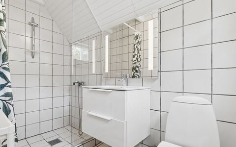 Lillesol - 400M from the Sea: Flooring, Loodgieterswerkinrichting, Verdieping, Interieur Ontwerp, Badkamer, Tegel, Wastafel, Loodgieter, Kraan, Toilet