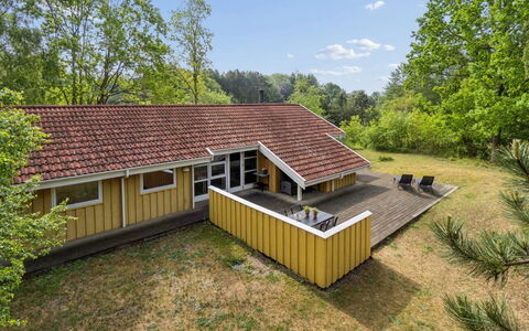 Ailen - 500M from the Sea: Siding, Huis, Dak, Huis, Woongebied, Verblijf, Werf, Schaduw, Backyard, Gazon