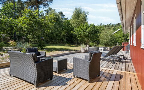Malou - 350M from the Sea: Hout, Buitenmeubels, Meubilair, Veranda, Houten Vloer, Dek, Hardwood, Stoel, Tuin, Beits