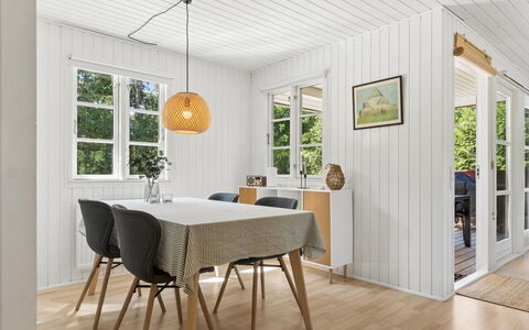 Malou - 350M from the Sea: Flooring, Hout, Interieur Ontwerp, Meubilair, Verdieping, Plafond, Houten Vloer, Huis, Eetkamer, Keuken En Eettafel