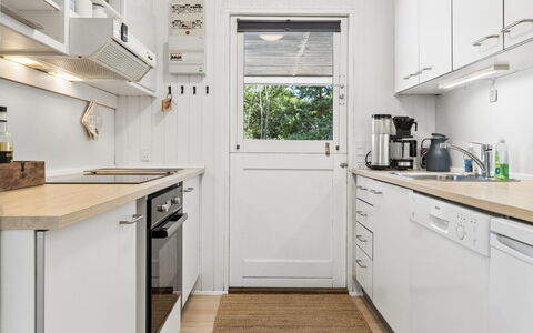 Malou - 350M from the Sea: Toestel Van De Keuken, Keuken, Major Appliance, Countertop, Flooring, Hout, Interieur Ontwerp, Cabinetry, Verdieping, Huishoudapparatuur