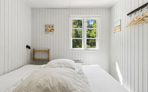Malou - 350M from the Sea: Hout, Slaapkamer, Flooring, Verdieping, Interieur Ontwerp, Bed, Plafond, Bedding, Huis, Laken
