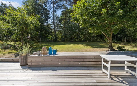 Malou - 350M from the Sea: Hout, Houten Vloer, Buitenmeubels, Hardwood, Plank, Meubilair, Dek, Boardwalk, Samengesteld Materiaal, Tuin