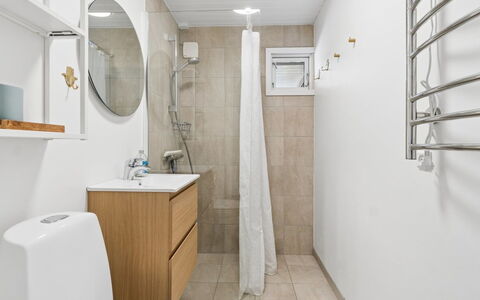 Malou - 350M from the Sea: Wc Bril, Flooring, Loodgieterswerkinrichting, Toilet, Muur, Interieur Ontwerp, Verdieping, Badkamer, Badkamerkast, Wastafel