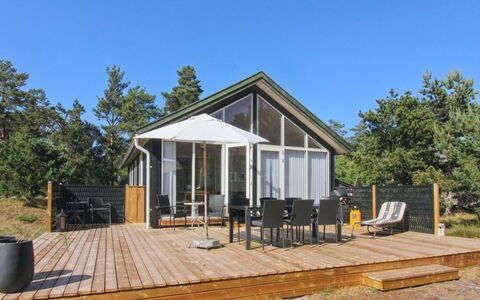 Hilje - 350M from the Sea: Meubilair, Interieur Ontwerp, Stoel, Flooring, Tafel, Toevlucht, Verdieping, Plafond, Kamer, Eco Hotel