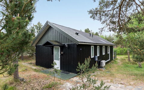 Hilje - 350M from the Sea: Meubilair, Interieur Ontwerp, Stoel, Flooring, Tafel, Toevlucht, Verdieping, Plafond, Kamer, Eco Hotel