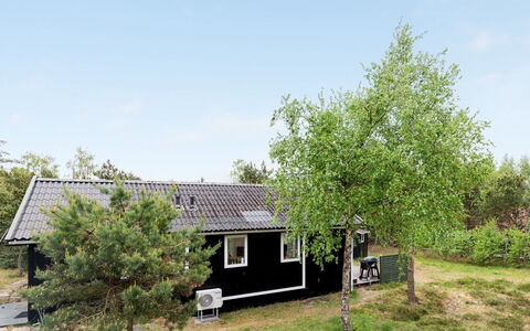Hilje - 350M from the Sea: Meubilair, Interieur Ontwerp, Stoel, Flooring, Tafel, Toevlucht, Verdieping, Plafond, Kamer, Eco Hotel