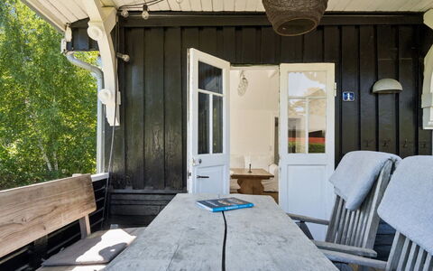 Kerstin - 100M from the Sea: Hout, Meubilair, Plafond, Verdieping, Flooring, Deur, Huis, Stoel, Veranda, Hardwood