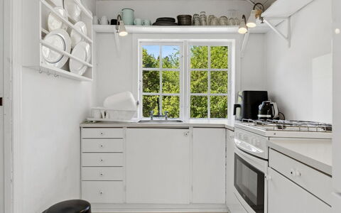 Kerstin - 100M from the Sea: Keuken, Interieur Ontwerp, Flooring, Toestel Van De Keuken, Major Appliance, Plafond, Countertop, Verdieping, Cabinetry, Huis