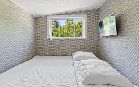 Kerstin - 100M from the Sea: Hout, Interieur Ontwerp, Plafond, Verdieping, Flooring, Slaapkamer, Bed, Kamer, Bedding, Laken
