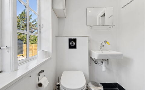 Kerstin - 100M from the Sea: Wc Bril, Badkamer, Toilet, Loodgieterswerkinrichting, Muur, Flooring, Verdieping, Interieur Ontwerp, Wastafel, Loodgieter