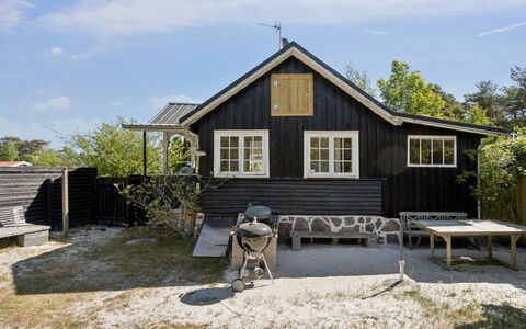 Kerstin - 100M from the Sea: Hout, Huis, Huis, Verblijf, Dak, Architectuur, Siding, Deur, Veranda, Landelijk Gebied
