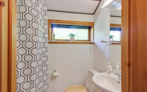 Elsamaria - 400M from the Sea: Interieur Ontwerp, Loodgieterswerkinrichting, Hout, Badkamer, Wastafel In De Badkamer, Flooring, Kraan, Loodgieter, Verdieping, Kamer