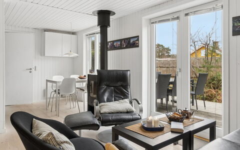 Evert - 250M from the Sea: Hout, Huis, Verblijf, Huis, Dak, Landelijk Gebied, Siding, Blokhut, Garden Gebouwen, Hardwood