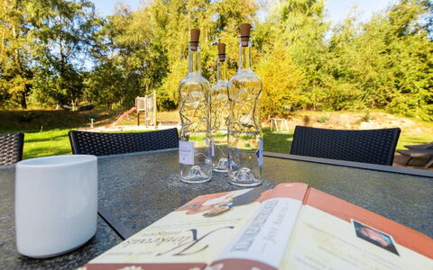 Elza - 800M from the Sea: Drinkware, Barware, Wijn, Wijnglas, Fles, Glaswerk, Park