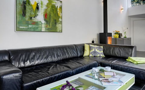 Elza - 800M from the Sea: Meubilair, Interieur Ontwerp, Bankstel, Muur, Flooring, Verdieping, Woonkamer, Huis, Verlichting, Tafel