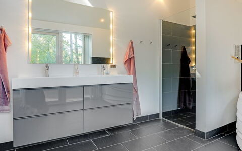 Elza - 800M from the Sea: Flooring, Verdieping, Badkamerkast, Interieur Ontwerp, Loodgieterswerkinrichting, Badkamer, Loodgieter, Tegel, Kraan