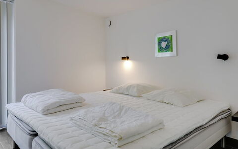 Elza - 800M from the Sea: Interieur Ontwerp, Muur, Bed, Slaapkamer, Meubilair, Verdieping, Flooring, Plafond, Hout, Kamer