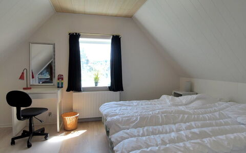 Ødmar - 400M from the Sea: Hout, Slaapkamer, Flooring, Verdieping, Bed, Interieur Ontwerp, Plafond, Meubilair, Laken, Huis