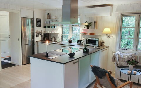Tume - 200M from the Sea: Keuken, Countertop, Interieur Ontwerp, Toestel Van De Keuken, Flooring, Meubilair, Cabinetry, Hout, Verdieping, Lichte Inrichting