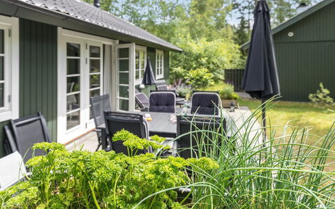 Tume - 200M from the Sea: Struik, Tuin, Verblijf, Huis, Groundcover, Siding, Buitenmeubels, Gazon, Werf, Garden Gebouwen