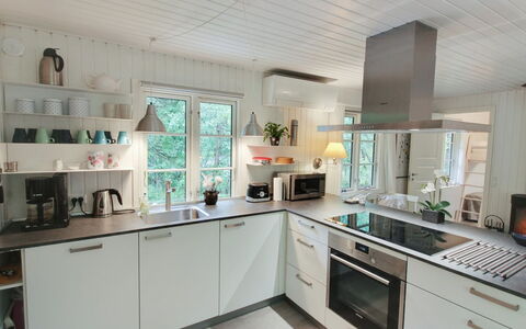 Tume - 200M from the Sea: Keuken, Countertop, Toestel Van De Keuken, Interieur Ontwerp, Cabinetry, Flooring, Major Appliance, Hout, Meubilair, Huishoudapparatuur