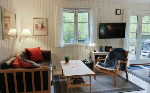 Tume - 200M from the Sea: Meubilair, Flooring, Interieur Ontwerp, Hout, Verdieping, Woonkamer, Huis, Huis, Bankstel, Tafel