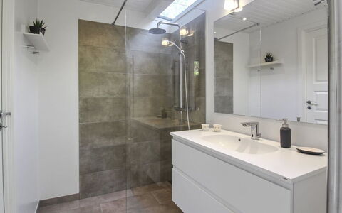 Tume - 200M from the Sea: Flooring, Loodgieterswerkinrichting, Muur, Verdieping, Badkamer, Interieur Ontwerp, Badkamerkast, Wastafel In De Badkamer, Wastafel, Kraan