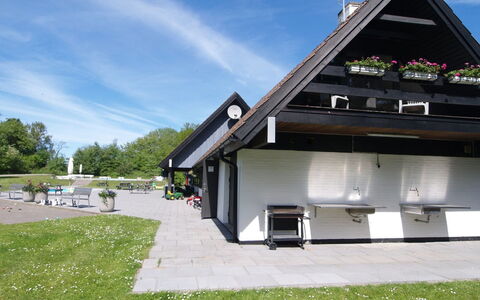 Georg - 300M from the Sea: Huis, Huis, Dak, Verblijf, Struik, Siding, Deur, Tuin, Boerderij