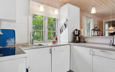 Oisin - 150M from the Sea: Keuken, Countertop, Toestel Van De Keuken, Interieur Ontwerp, Hout, Major Appliance, Flooring, Wastafel, Cabinetry, Loodgieterswerkinrichting