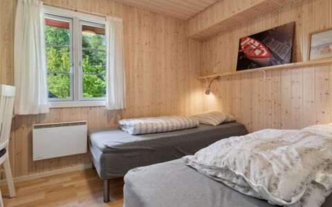 Oisin - 150M from the Sea: Bed, Slaapkamer, Hout, Meubilair, Interieur Ontwerp, Laken, Bedding, Plafond, Verdieping, Huis