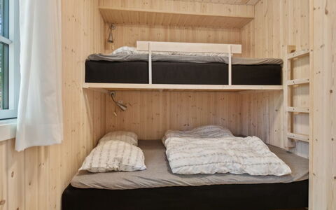 Oisin - 150M from the Sea: Slaapkamer, Bed, Hout, Stapelbed, Verdieping, Interieur Ontwerp, Laken, Flooring, Bedding, Kamer
