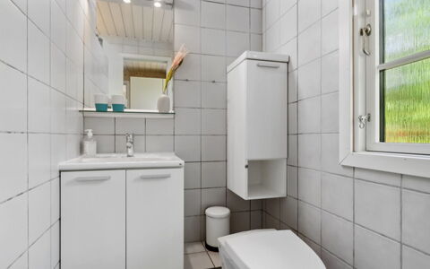 Oisin - 150M from the Sea: Wc Bril, Toilet, Loodgieterswerkinrichting, Badkamer, Flooring, Wastafel, Verdieping, Interieur Ontwerp, Loodgieter, Kraan