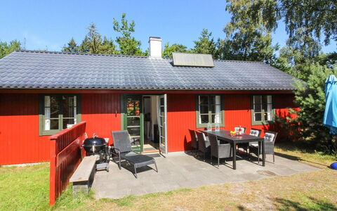 Oisin - 150M from the Sea: Huis, Verblijf, Dak, Huis, Deur, Schaduw, Werf, Tuin, Backyard, Gazon