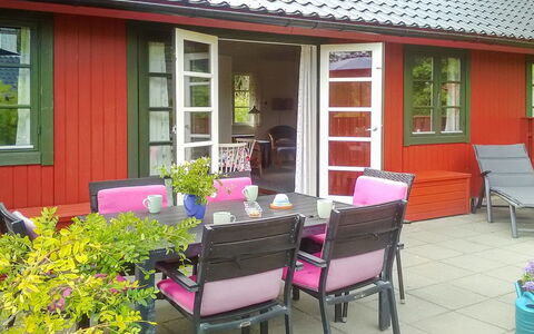 Alde - 300M from the Sea: Meubilair, Stoel, Buitenmeubels, Verblijf, Buitentafel, Tuin, Schaduw, Backyard, Werf, Beits