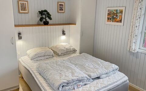 Alde - 300M from the Sea: Meubilair, Slaapkamer, Hout, Interieur Ontwerp, Bed, Verdieping, Flooring, Laken, Bedding, Kamer