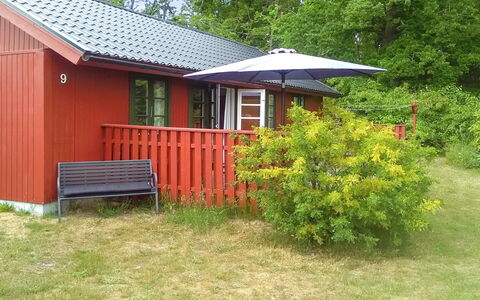 Alde - 300M from the Sea: Verblijf, Gazon, Tuin, Backyard, Werf, Schaduw, Garden Gebouwen, Buitenmeubels, Hardwood, Beits