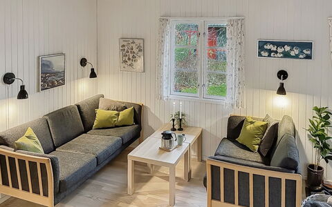 Alde - 300M from the Sea: Hout, Meubilair, Flooring, Verdieping, Interieur Ontwerp, Huis, Woonkamer, Houten Vloer, Kamer, Beits