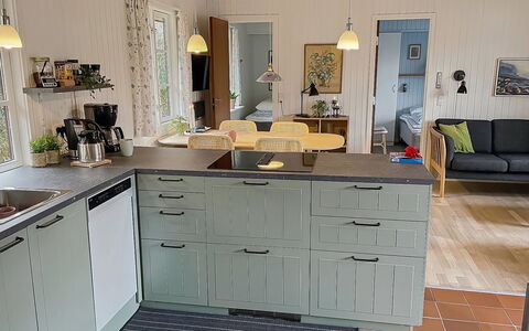 Alde - 300M from the Sea: Hout, Keuken, Flooring, Cabinetry, Countertop, Meubilair, Interieur Ontwerp, Verdieping, Lade, Toestel Van De Keuken